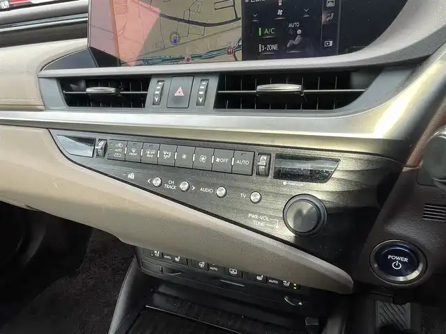 レクサス ＥＳ 300h バージョンL 宮崎県 2018(平30)年 7.1万km ソニックチタニウム 純正ナビ/　AM FM CD DVD　TV　BT/全方位カメラ/レクサスセーフティーセンス/　・プリクラッシュセーフティー/　・レーンディパーチャーアラート/　・オートマチックハイビーム/レザーシート/シートヒーター/シートクーラー/ステアリングヒーター/サンルーフ/デジタルインナーミラー/ETC車載器/純正アルミ/LED3眼ヘッドライト/ウィンカーミラー/スマートキー/プッシュスタート