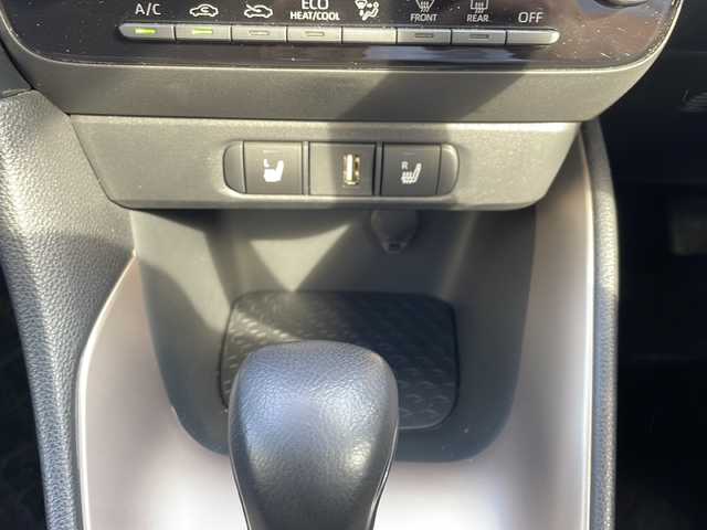 トヨタ ヤリス Z 大阪府 2020(令2)年 0.7万km ホワイトパールクリスタルシャイン 純正ナビ/バックモニター/ビルトインETC/レーダークルーズコントロール/LEDヘッドライト/クリアランスソナー/前席シートヒーター/革巻きステアリング/ドライブレコーダー/ウインカーミラー/フロアマット/ドアバイザー/保証書/取扱説明書