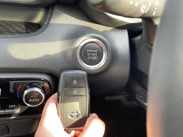 トヨタ ヤリス Z 大阪府 2020(令2)年 0.7万km ホワイトパールクリスタルシャイン 純正ナビ/バックモニター/ビルトインETC/レーダークルーズコントロール/LEDヘッドライト/クリアランスソナー/前席シートヒーター/革巻きステアリング/ドライブレコーダー/ウインカーミラー/フロアマット/ドアバイザー/保証書/取扱説明書