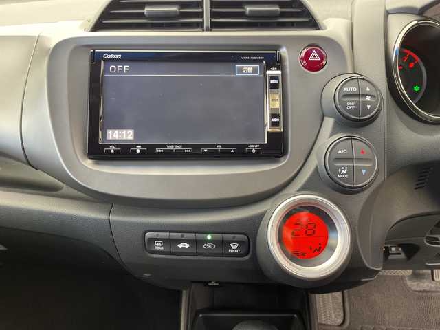 ホンダ フィット G 群馬県 2012(平24)年 1.3万km ピュアブルーメタリック 禁煙車　純正７インチナビ　盗難防止装置　ビルトインＥＴＣ　バックカメラ　ステアリングスイッチ　電動格納ミラー　パワーウィンドウ　オートエアコン　オートライト　スマートキー　ＨＩＤライト　ＥＣＯＮモード