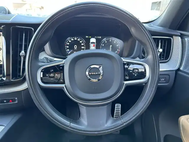 ボルボ ＸＣ６０ T5 AWD インスクリプション 埼玉県 2017(平29)年 5.4万km 黒 サンルーフ　/茶革シート　/純正ナビ　/全周囲カメラ　/ＨＵＤ　/ＢＳＭ　　/Ｂｏｗｅｒｓ＆Ｗｉｌｋｉｎｓ　/Ａｐｐｌｅｃａｒｐｌａｙ　/ＡＣＣ　/シートヒーター　/パワーシート　/電動リアゲート　/フルセグＴＶ　/Bluetooth接続