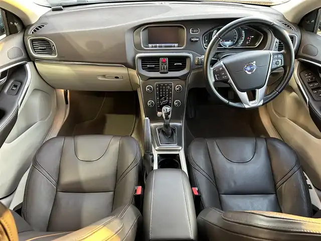 ボルボ Ｖ４０ T－4 SE 静岡県 2014(平26)年 5.1万km ビアリッツブルーメタリック 純正メーカーナビ/・DISC/・iPod/・USB/・Bluetooth/・TV/・ラジオ/主要装備/・ＥＴＣ/・追従機能付クルーズコントロール/・バックカメラ/・前後ドライブレコーダー/・運転席＋助手席シートヒーター/・レーンキープアシスト/・コーナーセンサー/・オートライト/・パワーシート/・ＬＥＤライト/・サイドカーテンエアバッグ/・革シート