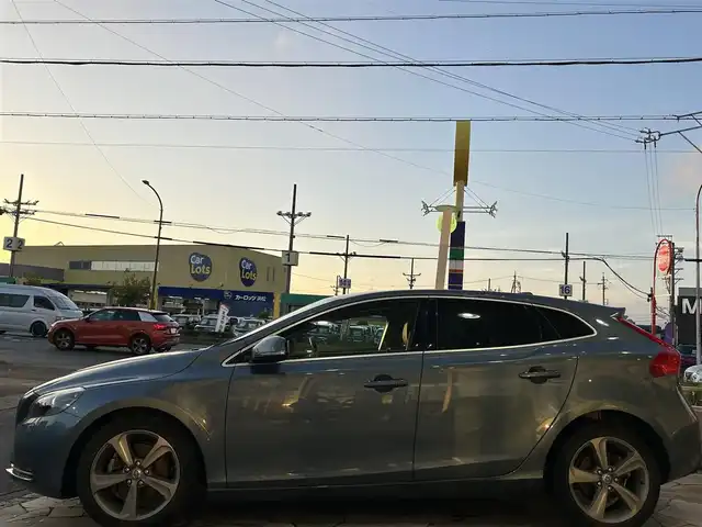 ボルボ Ｖ４０ T－4 SE 静岡県 2014(平26)年 5.1万km ビアリッツブルーメタリック 純正メーカーナビ/・DISC/・iPod/・USB/・Bluetooth/・TV/・ラジオ/主要装備/・ＥＴＣ/・追従機能付クルーズコントロール/・バックカメラ/・前後ドライブレコーダー/・運転席＋助手席シートヒーター/・レーンキープアシスト/・コーナーセンサー/・オートライト/・パワーシート/・ＬＥＤライト/・サイドカーテンエアバッグ/・革シート