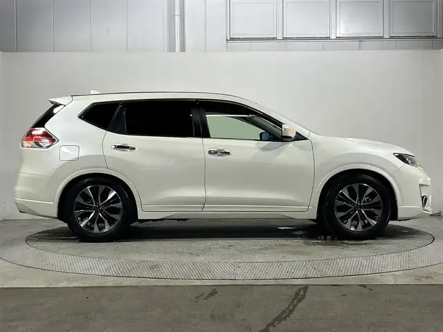 日産 エクストレイル モード・プレミア 大阪府 2016(平28)年 5.1万km ブリリアントホワイトパール 純正SDナビ（CD/DVD/Bluetooth）/フルセグTV/バックカメラ/社外フリップダウンモニター/純正ドライブレコーダー/衝突被害軽減システム/コーナーセンサー/シートヒーター/アイドリングストップ/プッシュスタート/LEDヘッドライト/フォグランプ/ETC/オートライト