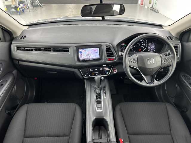 ホンダ ヴェゼル X 愛知県 2015(平27)年 7.4万km アラバスターシルバーメタリック 禁煙車/7インチナビ/（ＤＶＤ/ＣＤ/フルセグTV/Bluetooth/ＡＭ/ＦＭ）/バックカメラ/純正リアスポイラー/シティブレーキアクティブシステム/ＥＴＣ/純正１６インチアルミホイール/横滑り防止装置/アイドリングストップ/プシュスタート/スマートキー/LEDヘッドライト/フロントフォグランプ/電動格納ミラー/純正フロアマット