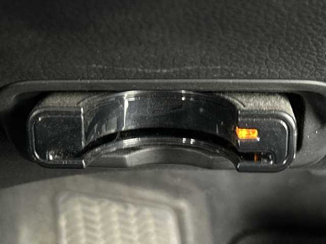 ホンダ ヴェゼル X 愛知県 2015(平27)年 7.4万km アラバスターシルバーメタリック 禁煙車/7インチナビ/（ＤＶＤ/ＣＤ/フルセグTV/Bluetooth/ＡＭ/ＦＭ）/バックカメラ/純正リアスポイラー/シティブレーキアクティブシステム/ＥＴＣ/純正１６インチアルミホイール/横滑り防止装置/アイドリングストップ/プシュスタート/スマートキー/LEDヘッドライト/フロントフォグランプ/電動格納ミラー/純正フロアマット