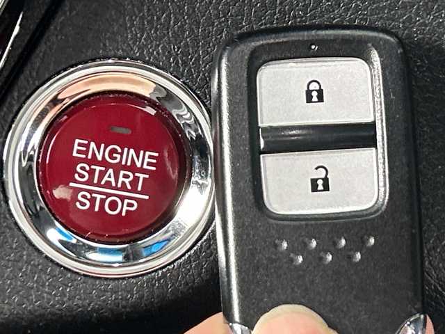 ホンダ ヴェゼル X 愛知県 2015(平27)年 7.4万km アラバスターシルバーメタリック 禁煙車/7インチナビ/（ＤＶＤ/ＣＤ/フルセグTV/Bluetooth/ＡＭ/ＦＭ）/バックカメラ/純正リアスポイラー/シティブレーキアクティブシステム/ＥＴＣ/純正１６インチアルミホイール/横滑り防止装置/アイドリングストップ/プシュスタート/スマートキー/LEDヘッドライト/フロントフォグランプ/電動格納ミラー/純正フロアマット