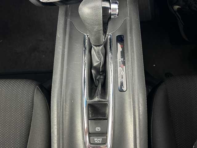 ホンダ ヴェゼル X 愛知県 2015(平27)年 7.4万km アラバスターシルバーメタリック 禁煙車/7インチナビ/（ＤＶＤ/ＣＤ/フルセグTV/Bluetooth/ＡＭ/ＦＭ）/バックカメラ/純正リアスポイラー/シティブレーキアクティブシステム/ＥＴＣ/純正１６インチアルミホイール/横滑り防止装置/アイドリングストップ/プシュスタート/スマートキー/LEDヘッドライト/フロントフォグランプ/電動格納ミラー/純正フロアマット