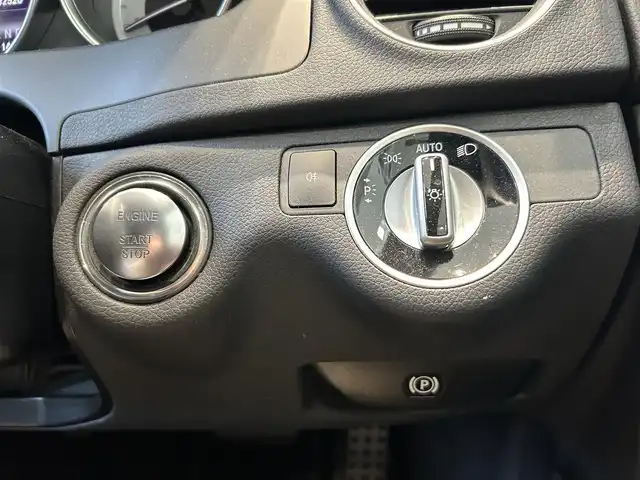 メルセデス・ベンツ Ｃ２００ ブルーエフィシェンシーW AVG 大阪府 2012(平24)年 3.3万km イリジウムシルバー 純正ナビ/TV/バックカメラ/純正17インチAW/HIDヘッドライト/クルコン/クリアランスソナー/パドルシフト/ハーフレザー/メモリ付きパワーシート/ルーフレール