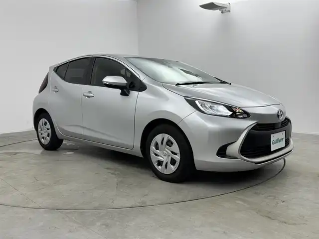 トヨタ アクア G 愛知県 2022(令4)年 4.6万km シルバーM トヨタセーフティーセンス/純正ディスプレイナビ/・Bluetooth/革巻きステアリング/ステアリングリモコン/バックカメラ/ドライブレコーダー/クリアランスソナー　/ビルトインETC/AC100V/スマートキー/プッシュスタート