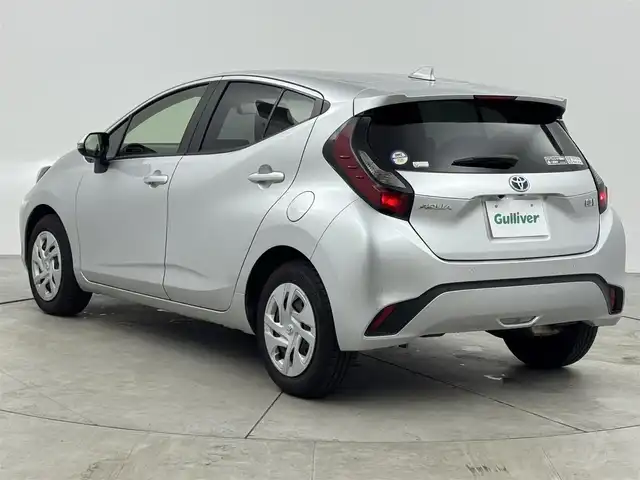 トヨタ アクア G 愛知県 2022(令4)年 4.6万km シルバーM トヨタセーフティーセンス/純正ディスプレイナビ/・Bluetooth/革巻きステアリング/ステアリングリモコン/バックカメラ/ドライブレコーダー/クリアランスソナー　/ビルトインETC/AC100V/スマートキー/プッシュスタート