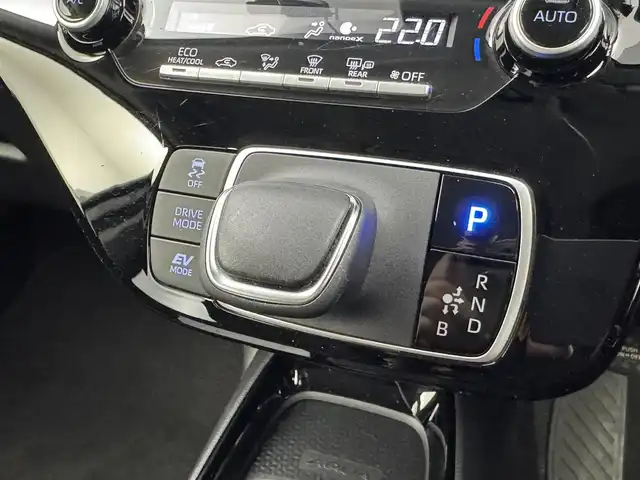 トヨタ アクア G 愛知県 2022(令4)年 4.6万km シルバーM トヨタセーフティーセンス/純正ディスプレイナビ/・Bluetooth/革巻きステアリング/ステアリングリモコン/バックカメラ/ドライブレコーダー/クリアランスソナー　/ビルトインETC/AC100V/スマートキー/プッシュスタート