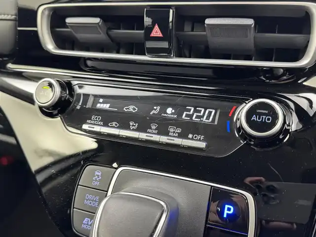 トヨタ アクア G 愛知県 2022(令4)年 4.6万km シルバーM トヨタセーフティーセンス/純正ディスプレイナビ/・Bluetooth/革巻きステアリング/ステアリングリモコン/バックカメラ/ドライブレコーダー/クリアランスソナー　/ビルトインETC/AC100V/スマートキー/プッシュスタート