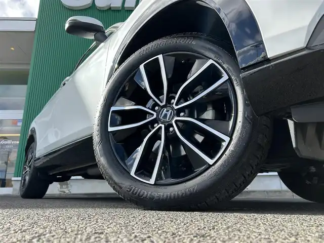ホンダ ヴェゼル ハイブリッド e:HEV Z 宮城県 2024(令6)年 3.8万km プラチナホワイトパール Honda CONNECTディスプレー（9インチ）/・Bluetooth/・フルセグTV/・バックカメラ/＋ETC2.0車載器/＋ワイヤレス充電器/後退出庫サポート/＝＝＝/ワンオーナー/ホンダセンシング/・衝突軽減ブレーキ/・誤発進抑制機能/・後方誤発進抑制機能/・近距離衝突軽減ブレーキ/・歩行者事故低減ステアリング/・路外逸脱抑制機能/・渋滞追従機能付アダプティブクルーズコントロール/・車線維持支援システム/・先行車発進お知らせ機能/・標識認識機能/・オートハイビーム/・パーキングセンサーシステム/ブラインドスポットインフォメーション/ハンズフリーパワーバックドア/ハーフレザーシート/シートヒーター/ステアリングヒーター/革巻きステアリング/ステアリングスイッチ/パドルシフト/LEDヘッドランプ/LEDアクティブコーナリングライト/シーケンシャルターンランプ/オートライト/電動パーキングブレーキ/ブレーキホールド/スマートキー＆プッシュスタート/純正18インチAW