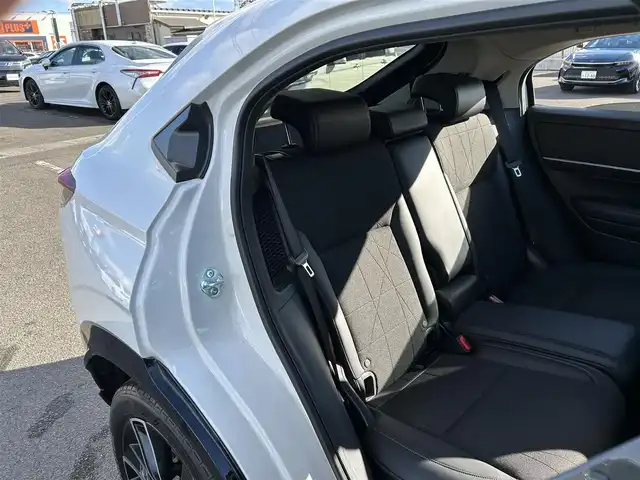 ホンダ ヴェゼル ハイブリッド e:HEV Z 宮城県 2024(令6)年 3.8万km プラチナホワイトパール Honda CONNECTディスプレー（9インチ）/・Bluetooth/・フルセグTV/・バックカメラ/＋ETC2.0車載器/＋ワイヤレス充電器/後退出庫サポート/＝＝＝/ワンオーナー/ホンダセンシング/・衝突軽減ブレーキ/・誤発進抑制機能/・後方誤発進抑制機能/・近距離衝突軽減ブレーキ/・歩行者事故低減ステアリング/・路外逸脱抑制機能/・渋滞追従機能付アダプティブクルーズコントロール/・車線維持支援システム/・先行車発進お知らせ機能/・標識認識機能/・オートハイビーム/・パーキングセンサーシステム/ブラインドスポットインフォメーション/ハンズフリーパワーバックドア/ハーフレザーシート/シートヒーター/ステアリングヒーター/革巻きステアリング/ステアリングスイッチ/パドルシフト/LEDヘッドランプ/LEDアクティブコーナリングライト/シーケンシャルターンランプ/オートライト/電動パーキングブレーキ/ブレーキホールド/スマートキー＆プッシュスタート/純正18インチAW