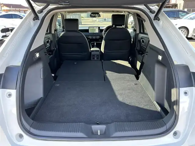 ホンダ ヴェゼル ハイブリッド e:HEV Z 宮城県 2024(令6)年 3.8万km プラチナホワイトパール Honda CONNECTディスプレー（9インチ）/・Bluetooth/・フルセグTV/・バックカメラ/＋ETC2.0車載器/＋ワイヤレス充電器/後退出庫サポート/＝＝＝/ワンオーナー/ホンダセンシング/・衝突軽減ブレーキ/・誤発進抑制機能/・後方誤発進抑制機能/・近距離衝突軽減ブレーキ/・歩行者事故低減ステアリング/・路外逸脱抑制機能/・渋滞追従機能付アダプティブクルーズコントロール/・車線維持支援システム/・先行車発進お知らせ機能/・標識認識機能/・オートハイビーム/・パーキングセンサーシステム/ブラインドスポットインフォメーション/ハンズフリーパワーバックドア/ハーフレザーシート/シートヒーター/ステアリングヒーター/革巻きステアリング/ステアリングスイッチ/パドルシフト/LEDヘッドランプ/LEDアクティブコーナリングライト/シーケンシャルターンランプ/オートライト/電動パーキングブレーキ/ブレーキホールド/スマートキー＆プッシュスタート/純正18インチAW