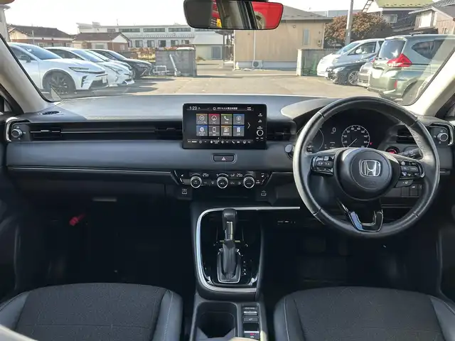 ホンダ ヴェゼル ハイブリッド e:HEV Z 宮城県 2024(令6)年 3.8万km プラチナホワイトパール Honda CONNECTディスプレー（9インチ）/・Bluetooth/・フルセグTV/・バックカメラ/＋ETC2.0車載器/＋ワイヤレス充電器/後退出庫サポート/＝＝＝/ワンオーナー/ホンダセンシング/・衝突軽減ブレーキ/・誤発進抑制機能/・後方誤発進抑制機能/・近距離衝突軽減ブレーキ/・歩行者事故低減ステアリング/・路外逸脱抑制機能/・渋滞追従機能付アダプティブクルーズコントロール/・車線維持支援システム/・先行車発進お知らせ機能/・標識認識機能/・オートハイビーム/・パーキングセンサーシステム/ブラインドスポットインフォメーション/ハンズフリーパワーバックドア/ハーフレザーシート/シートヒーター/ステアリングヒーター/革巻きステアリング/ステアリングスイッチ/パドルシフト/LEDヘッドランプ/LEDアクティブコーナリングライト/シーケンシャルターンランプ/オートライト/電動パーキングブレーキ/ブレーキホールド/スマートキー＆プッシュスタート/純正18インチAW