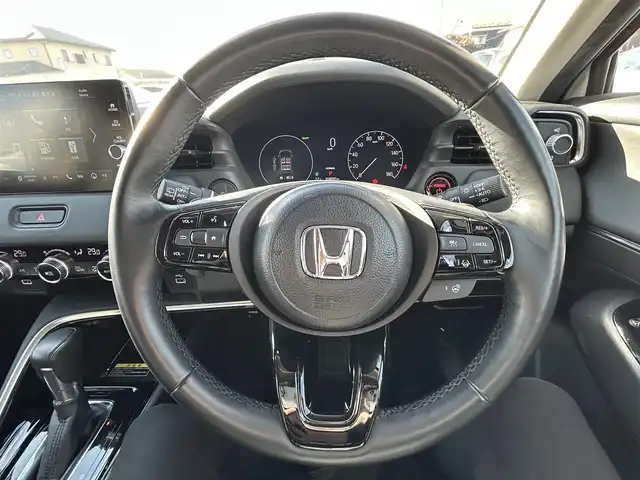 ホンダ ヴェゼル ハイブリッド e:HEV Z 宮城県 2024(令6)年 3.8万km プラチナホワイトパール Honda CONNECTディスプレー（9インチ）/・Bluetooth/・フルセグTV/・バックカメラ/＋ETC2.0車載器/＋ワイヤレス充電器/後退出庫サポート/＝＝＝/ワンオーナー/ホンダセンシング/・衝突軽減ブレーキ/・誤発進抑制機能/・後方誤発進抑制機能/・近距離衝突軽減ブレーキ/・歩行者事故低減ステアリング/・路外逸脱抑制機能/・渋滞追従機能付アダプティブクルーズコントロール/・車線維持支援システム/・先行車発進お知らせ機能/・標識認識機能/・オートハイビーム/・パーキングセンサーシステム/ブラインドスポットインフォメーション/ハンズフリーパワーバックドア/ハーフレザーシート/シートヒーター/ステアリングヒーター/革巻きステアリング/ステアリングスイッチ/パドルシフト/LEDヘッドランプ/LEDアクティブコーナリングライト/シーケンシャルターンランプ/オートライト/電動パーキングブレーキ/ブレーキホールド/スマートキー＆プッシュスタート/純正18インチAW