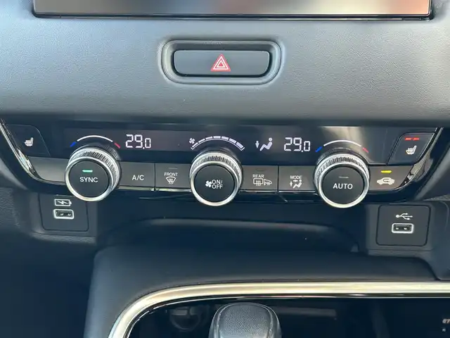 ホンダ ヴェゼル ハイブリッド e:HEV Z 宮城県 2024(令6)年 3.8万km プラチナホワイトパール Honda CONNECTディスプレー（9インチ）/・Bluetooth/・フルセグTV/・バックカメラ/＋ETC2.0車載器/＋ワイヤレス充電器/後退出庫サポート/＝＝＝/ワンオーナー/ホンダセンシング/・衝突軽減ブレーキ/・誤発進抑制機能/・後方誤発進抑制機能/・近距離衝突軽減ブレーキ/・歩行者事故低減ステアリング/・路外逸脱抑制機能/・渋滞追従機能付アダプティブクルーズコントロール/・車線維持支援システム/・先行車発進お知らせ機能/・標識認識機能/・オートハイビーム/・パーキングセンサーシステム/ブラインドスポットインフォメーション/ハンズフリーパワーバックドア/ハーフレザーシート/シートヒーター/ステアリングヒーター/革巻きステアリング/ステアリングスイッチ/パドルシフト/LEDヘッドランプ/LEDアクティブコーナリングライト/シーケンシャルターンランプ/オートライト/電動パーキングブレーキ/ブレーキホールド/スマートキー＆プッシュスタート/純正18インチAW