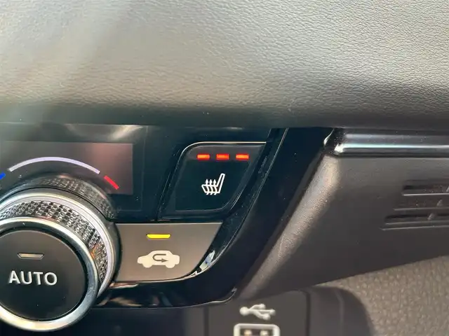 ホンダ ヴェゼル ハイブリッド e:HEV Z 宮城県 2024(令6)年 3.8万km プラチナホワイトパール Honda CONNECTディスプレー（9インチ）/・Bluetooth/・フルセグTV/・バックカメラ/＋ETC2.0車載器/＋ワイヤレス充電器/後退出庫サポート/＝＝＝/ワンオーナー/ホンダセンシング/・衝突軽減ブレーキ/・誤発進抑制機能/・後方誤発進抑制機能/・近距離衝突軽減ブレーキ/・歩行者事故低減ステアリング/・路外逸脱抑制機能/・渋滞追従機能付アダプティブクルーズコントロール/・車線維持支援システム/・先行車発進お知らせ機能/・標識認識機能/・オートハイビーム/・パーキングセンサーシステム/ブラインドスポットインフォメーション/ハンズフリーパワーバックドア/ハーフレザーシート/シートヒーター/ステアリングヒーター/革巻きステアリング/ステアリングスイッチ/パドルシフト/LEDヘッドランプ/LEDアクティブコーナリングライト/シーケンシャルターンランプ/オートライト/電動パーキングブレーキ/ブレーキホールド/スマートキー＆プッシュスタート/純正18インチAW