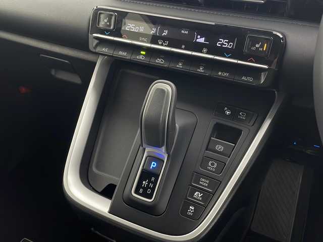 トヨタ ヴォクシー ハイブリッド S－Z 秋田県 2023(令5)年 2.4万km ホワイトパールクリスタルシャイン 4WD/寒冷地仕様/トヨタチームメイト/純正10.5インチナビ/　　CD/DVD/BT/フルセグ/パノラミックビューモニター/フリップダウンモニター/両側パワースライドドア/LEDオートライト/レーダークルーズコントロール/AC100V/シートヒーター/革巻きステアリング/ステアリングスイッチ/クリアランスソナー/純正フロアマット/スマートキー/ETC