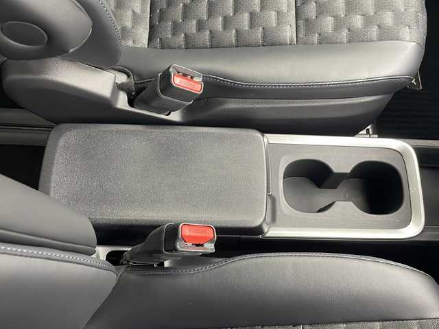 トヨタ ヴォクシー ハイブリッド S－Z 秋田県 2023(令5)年 2.4万km ホワイトパールクリスタルシャイン 4WD/寒冷地仕様/トヨタチームメイト/純正10.5インチナビ/　　CD/DVD/BT/フルセグ/パノラミックビューモニター/フリップダウンモニター/両側パワースライドドア/LEDオートライト/レーダークルーズコントロール/AC100V/シートヒーター/革巻きステアリング/ステアリングスイッチ/クリアランスソナー/純正フロアマット/スマートキー/ETC