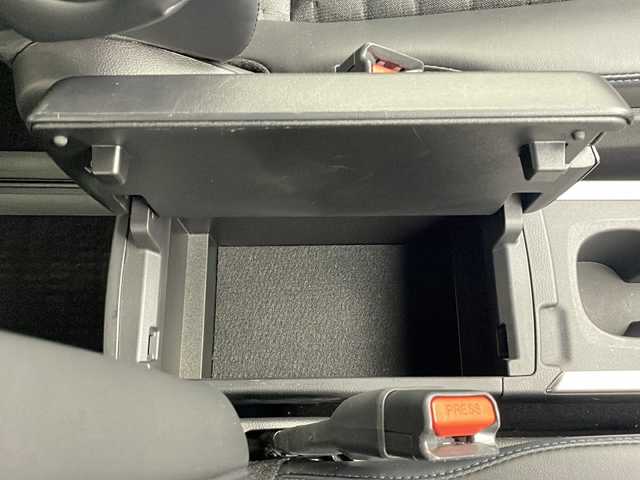 トヨタ ヴォクシー ハイブリッド S－Z 秋田県 2023(令5)年 2.4万km ホワイトパールクリスタルシャイン 4WD/寒冷地仕様/トヨタチームメイト/純正10.5インチナビ/　　CD/DVD/BT/フルセグ/パノラミックビューモニター/フリップダウンモニター/両側パワースライドドア/LEDオートライト/レーダークルーズコントロール/AC100V/シートヒーター/革巻きステアリング/ステアリングスイッチ/クリアランスソナー/純正フロアマット/スマートキー/ETC