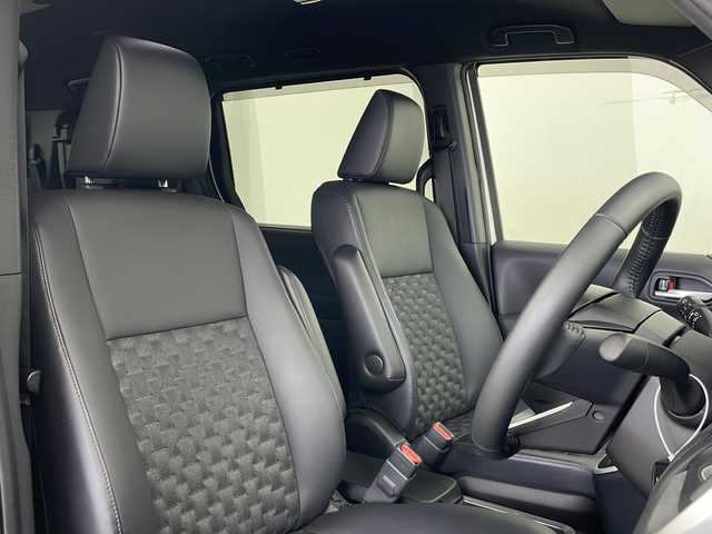 トヨタ ヴォクシー ハイブリッド S－Z 秋田県 2023(令5)年 2.4万km ホワイトパールクリスタルシャイン 4WD/寒冷地仕様/トヨタチームメイト/純正10.5インチナビ/　　CD/DVD/BT/フルセグ/パノラミックビューモニター/フリップダウンモニター/両側パワースライドドア/LEDオートライト/レーダークルーズコントロール/AC100V/シートヒーター/革巻きステアリング/ステアリングスイッチ/クリアランスソナー/純正フロアマット/スマートキー/ETC