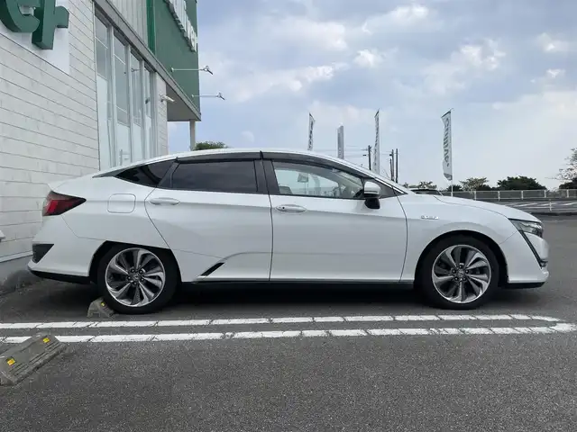 ホンダ クラリティ ＰＨＥＶ EX 宮崎県 2018(平30)年 5.3万km パール 純正ナビ/・フルセグTV・Bluetooth・AM・FM/バックカメラ・サイドカメラ/ビルトインETC/ホンダセンシング/レーダークルーズコントロール/パドルシフト/レーンキープアシスト/LEDヘッドライト/D/N席パワーシート/D席メモリーシート/D/N席シートヒーター/純正フロアマット/純正18インチアルミホイール