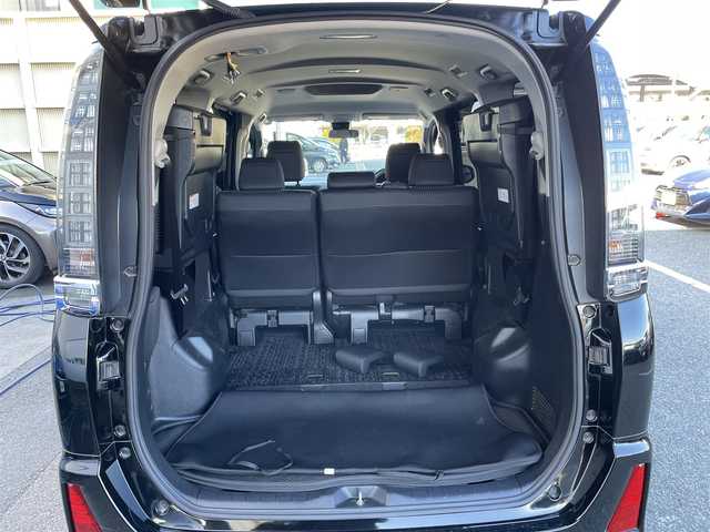 トヨタ ヴォクシー ZS 煌Ⅱ 東京都 2016(平28)年 6.5万km ブラック 純正ナビ　/両側電動ドア　/フルセグＴＶ　/ビルトイン２．０ＥＴＣ　/オートライト　/ＬＥＤヘッド　/スマートキー　/スペアキー　/バックカメラ　/Ｂｌｕｅｔｏｏｔｈ　/DVD再生　/レーンキープ　/衝突被害軽減　/禁煙