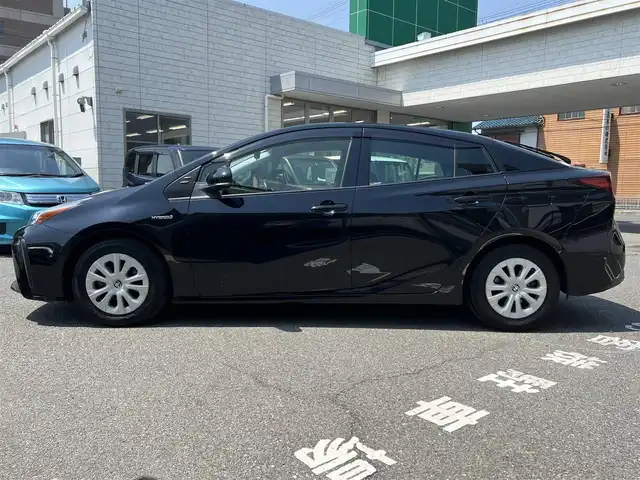 トヨタ プリウス S 大阪府 2019(平31)年 3.5万km アティチュードブラックマイカ 純正9インチナビ・フルセグTV・CD・/　　DVD・SD・Bluetooth/トヨタセーフティセンス/スマートキー2個/ビルトインＥＴＣ/バックカメラ/ステアリングスイッチ/LEDオートヘッドライト/純正ドライブレコーダー/電動格納ウインカーミラー/レーダークルーズコントロール/純正15インチアルミホイール