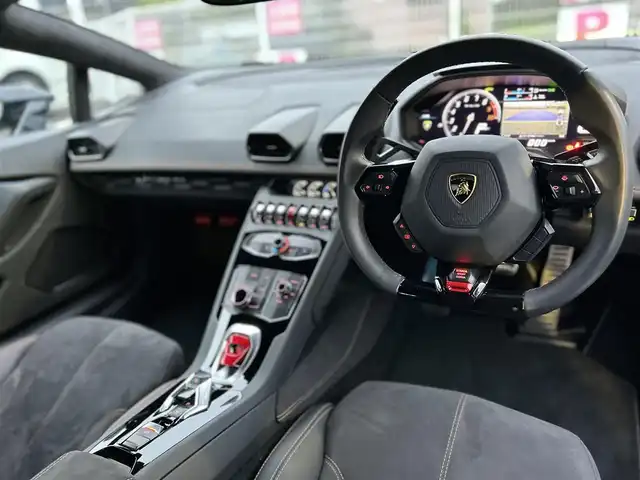 ランボルギーニ ウラカン LP610－4 静岡県 2017(平29)年 0.8万km 黒 ~希少右ハンドル車~/ユーザー買取車両/純正メーター一体型ナビ/純正LEDヘッドライト/純正20インチAW/エレクトロメカニカルパーキングブレーキ/Start＆Stopシステム/パドルシフト/ETC/バックカメラ/ハーフレザーシート/シートヒーター/パワーシート/フロントドライブリフティングシステム/点検整備記録簿/・2018/7/3/・2019/8/1/・2020/7/8/・2021/8/7/・2023/7/31/・2024/7/31/新車時保証書/取扱説明書/スペアキー×１