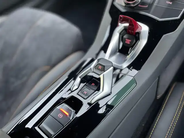 ランボルギーニ ウラカン LP610－4 静岡県 2017(平29)年 0.8万km 黒 ~希少右ハンドル車~/ユーザー買取車両/純正メーター一体型ナビ/純正LEDヘッドライト/純正20インチAW/エレクトロメカニカルパーキングブレーキ/Start＆Stopシステム/パドルシフト/ETC/バックカメラ/ハーフレザーシート/シートヒーター/パワーシート/フロントドライブリフティングシステム/点検整備記録簿/・2018/7/3/・2019/8/1/・2020/7/8/・2021/8/7/・2023/7/31/・2024/7/31/新車時保証書/取扱説明書/スペアキー×１