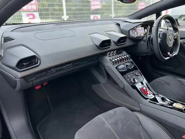 ランボルギーニ ウラカン LP610－4 静岡県 2017(平29)年 0.8万km 黒 ~希少右ハンドル車~/ユーザー買取車両/純正メーター一体型ナビ/純正LEDヘッドライト/純正20インチAW/エレクトロメカニカルパーキングブレーキ/Start＆Stopシステム/パドルシフト/ETC/バックカメラ/ハーフレザーシート/シートヒーター/パワーシート/フロントドライブリフティングシステム/点検整備記録簿/・2018/7/3/・2019/8/1/・2020/7/8/・2021/8/7/・2023/7/31/・2024/7/31/新車時保証書/取扱説明書/スペアキー×１