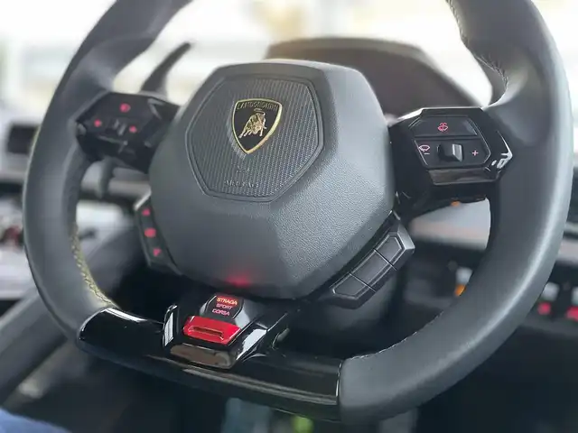ランボルギーニ ウラカン LP610－4 静岡県 2017(平29)年 0.8万km 黒 ~希少右ハンドル車~/ユーザー買取車両/純正メーター一体型ナビ/純正LEDヘッドライト/純正20インチAW/エレクトロメカニカルパーキングブレーキ/Start＆Stopシステム/パドルシフト/ETC/バックカメラ/ハーフレザーシート/シートヒーター/パワーシート/フロントドライブリフティングシステム/点検整備記録簿/・2018/7/3/・2019/8/1/・2020/7/8/・2021/8/7/・2023/7/31/・2024/7/31/新車時保証書/取扱説明書/スペアキー×１