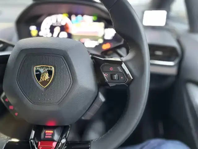 ランボルギーニ ウラカン LP610－4 静岡県 2017(平29)年 0.8万km 黒 ~希少右ハンドル車~/ユーザー買取車両/純正メーター一体型ナビ/純正LEDヘッドライト/純正20インチAW/エレクトロメカニカルパーキングブレーキ/Start＆Stopシステム/パドルシフト/ETC/バックカメラ/ハーフレザーシート/シートヒーター/パワーシート/フロントドライブリフティングシステム/点検整備記録簿/・2018/7/3/・2019/8/1/・2020/7/8/・2021/8/7/・2023/7/31/・2024/7/31/新車時保証書/取扱説明書/スペアキー×１