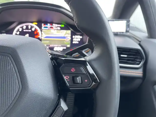 ランボルギーニ ウラカン LP610－4 静岡県 2017(平29)年 0.8万km 黒 ~希少右ハンドル車~/ユーザー買取車両/純正メーター一体型ナビ/純正LEDヘッドライト/純正20インチAW/エレクトロメカニカルパーキングブレーキ/Start＆Stopシステム/パドルシフト/ETC/バックカメラ/ハーフレザーシート/シートヒーター/パワーシート/フロントドライブリフティングシステム/点検整備記録簿/・2018/7/3/・2019/8/1/・2020/7/8/・2021/8/7/・2023/7/31/・2024/7/31/新車時保証書/取扱説明書/スペアキー×１