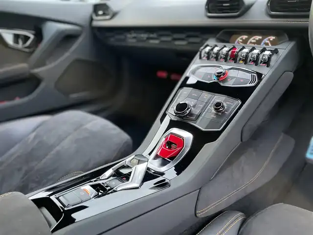 ランボルギーニ ウラカン LP610－4 静岡県 2017(平29)年 0.8万km 黒 ~希少右ハンドル車~/ユーザー買取車両/純正メーター一体型ナビ/純正LEDヘッドライト/純正20インチAW/エレクトロメカニカルパーキングブレーキ/Start＆Stopシステム/パドルシフト/ETC/バックカメラ/ハーフレザーシート/シートヒーター/パワーシート/フロントドライブリフティングシステム/点検整備記録簿/・2018/7/3/・2019/8/1/・2020/7/8/・2021/8/7/・2023/7/31/・2024/7/31/新車時保証書/取扱説明書/スペアキー×１