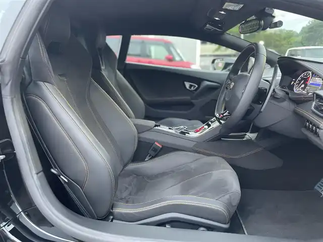 ランボルギーニ ウラカン LP610－4 静岡県 2017(平29)年 0.8万km 黒 ~希少右ハンドル車~/ユーザー買取車両/純正メーター一体型ナビ/純正LEDヘッドライト/純正20インチAW/エレクトロメカニカルパーキングブレーキ/Start＆Stopシステム/パドルシフト/ETC/バックカメラ/ハーフレザーシート/シートヒーター/パワーシート/フロントドライブリフティングシステム/点検整備記録簿/・2018/7/3/・2019/8/1/・2020/7/8/・2021/8/7/・2023/7/31/・2024/7/31/新車時保証書/取扱説明書/スペアキー×１