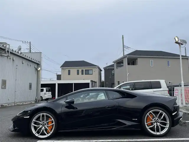 ランボルギーニ ウラカン LP610－4 静岡県 2017(平29)年 0.8万km 黒 ~希少右ハンドル車~/ユーザー買取車両/純正メーター一体型ナビ/純正LEDヘッドライト/純正20インチAW/エレクトロメカニカルパーキングブレーキ/Start＆Stopシステム/パドルシフト/ETC/バックカメラ/ハーフレザーシート/シートヒーター/パワーシート/フロントドライブリフティングシステム/点検整備記録簿/・2018/7/3/・2019/8/1/・2020/7/8/・2021/8/7/・2023/7/31/・2024/7/31/新車時保証書/取扱説明書/スペアキー×１