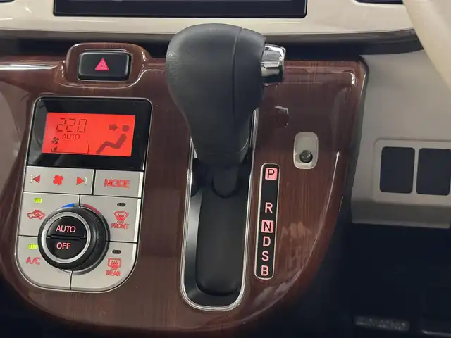 ダイハツ ムーヴ キャンバス G メイクアップ SA Ⅲ 三重県 2017(平29)年 6.9万km スムースグレーマイカメタリック/ファイアークォーツレッドメタリック 2トーン ガソリン/FF/インパネCVT/純正 8インチナビ NSZN-X67D/（TV/CD/DVD/iPod/MEMORY MUSIC/SD/Bluetooth/FM/AM/USB/HDMI/ドラレコ）/バックカメラ/両側パワースライドドア/ドライブレコーダー 前方（ナビ連動）/ETC/衝突回避支援システム スマートアシスト3/・衝突警報機能（対車両・対歩行者）/・衝突回避支援ブレーキ機能（対車両・対歩行者）/・誤発進抑制制御機能（前方・後方）/・車線逸脱警報機能/・オートハイビーム機能/など/装備/・オートエアコン/・オートライト/・LEDヘッドランプ（AFS・オートレベリング機能・LEDクリアランスランプ付）/・LEDフロントフォグランプ/・ステアリングスイッチ/・プッシュスタート/・助手席大型シートアンダートレイ/・純正ホイールキャップ＋14インチスチールホイール/・取/ナビ取/・スマートキーx1/など