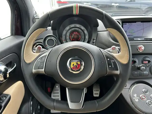 アバルト ６９５ エディツィオーネ マセラティ 新潟県 2013(平25)年 6万km パープル JBL/社外ナビ/(AM/FM/CD/DVD/BT/フルセグ)/バックカメラ/ETC/パドルシフト/レーダー探知機(GWR83sda)/レザーシート/革巻きステアリング/ステアリングスイッチ/HIDヘッドライト/フォグランプ/リモコンキー/オープン可能/幌をブラックに塗装/カラーコード：１４２/カラー名：ポンテヴェッキオボルドー