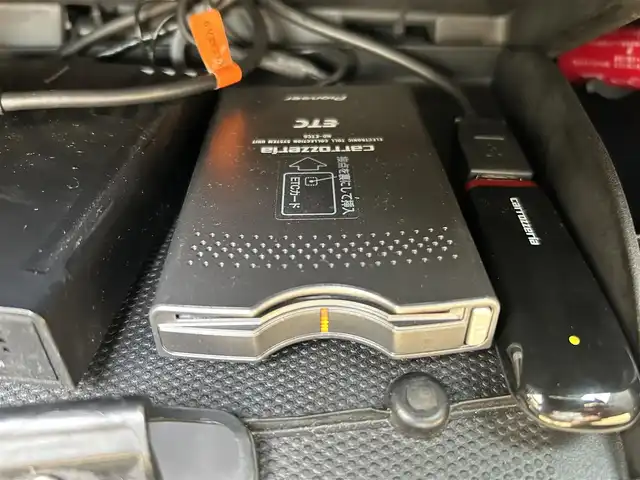 アバルト ６９５ エディツィオーネ マセラティ 新潟県 2013(平25)年 6万km パープル JBL/社外ナビ/(AM/FM/CD/DVD/BT/フルセグ)/バックカメラ/ETC/パドルシフト/レーダー探知機(GWR83sda)/レザーシート/革巻きステアリング/ステアリングスイッチ/HIDヘッドライト/フォグランプ/リモコンキー/オープン可能/幌をブラックに塗装/カラーコード：１４２/カラー名：ポンテヴェッキオボルドー