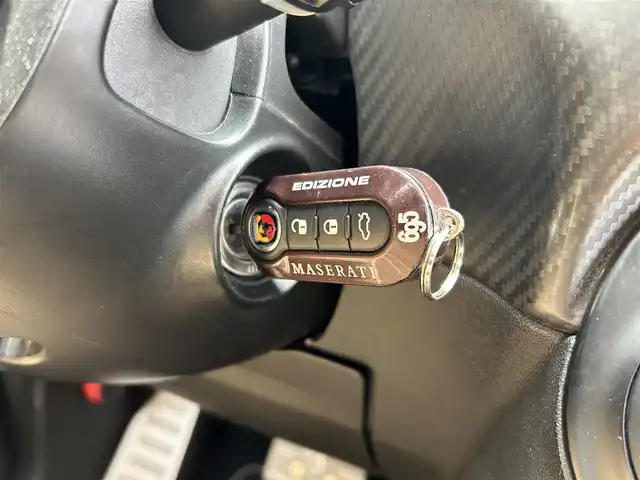 アバルト ６９５ エディツィオーネ マセラティ 新潟県 2013(平25)年 6万km パープル JBL/社外ナビ/(AM/FM/CD/DVD/BT/フルセグ)/バックカメラ/ETC/パドルシフト/レーダー探知機(GWR83sda)/レザーシート/革巻きステアリング/ステアリングスイッチ/HIDヘッドライト/フォグランプ/リモコンキー/オープン可能/幌をブラックに塗装/カラーコード：１４２/カラー名：ポンテヴェッキオボルドー