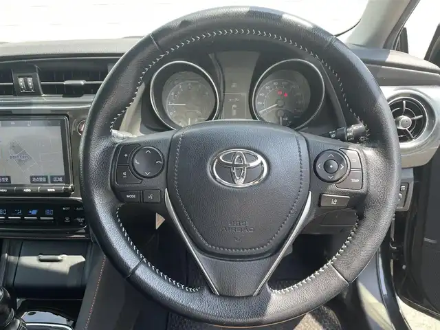 トヨタ オーリス RS 愛知県 2016(平28)年 5.1万km ブラックマイカ ・純正SDメモリーナビ/・バックカメラ/・フルセグTV/・CD/DVD再生/・ETC2.0/・ミュージックサーバー（SD録音）/・Bluetooth/USB/HDMI接続/・純正フロアマット/・純正17インチアルミホイール/・LEDヘッドライト/・衝突軽減ブレーキ/・レーンキープアシスト/・横滑り防止装置/・スマートキー/・プッシュスタート