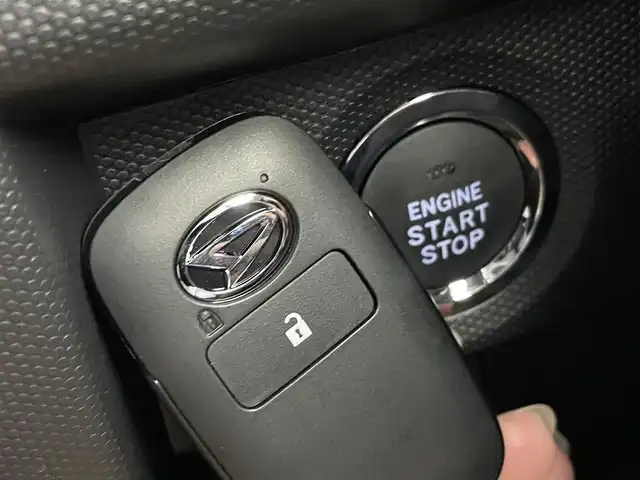 ダイハツ タフト G ダーククロムベンチャー 群馬県 2025(令7)年 0.1千km クロムグレーメタリック 届出済未使用車/登録時走行9km/ガラスルーフ/シートヒーター前席/アイドリングストップ/スマートアシスト/衝突警報機能/衝突回避支援ブレーキ機能/ブレーキ制御付誤発進抑制機能/車線逸脱警報機能/路外逸脱警報機能/ふらつき警報/先行車発進お知らせ機能/標識認識機能/全車速追従機能付オートクルーズコントロール/レーンキープコントロール/オートハイビーム/アダプティブドライビングビーム/電動パーキングブレーキ/オートブレーキホールド/LEDヘッドライト/フォグライト