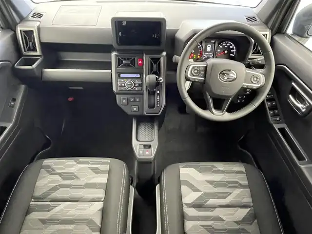 ダイハツ タフト G ダーククロムベンチャー 群馬県 2025(令7)年 0.1千km クロムグレーメタリック 届出済未使用車/登録時走行9km/ガラスルーフ/シートヒーター前席/アイドリングストップ/スマートアシスト/衝突警報機能/衝突回避支援ブレーキ機能/ブレーキ制御付誤発進抑制機能/車線逸脱警報機能/路外逸脱警報機能/ふらつき警報/先行車発進お知らせ機能/標識認識機能/全車速追従機能付オートクルーズコントロール/レーンキープコントロール/オートハイビーム/アダプティブドライビングビーム/電動パーキングブレーキ/オートブレーキホールド/LEDヘッドライト/フォグライト