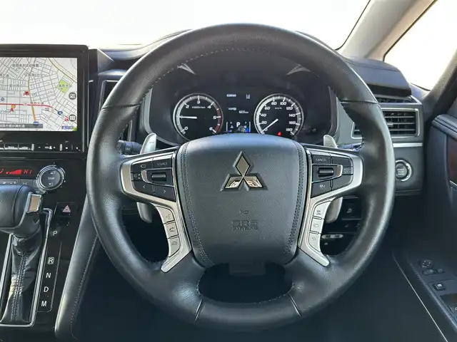 三菱 デリカＤ：５ ジャスパー 道東・釧路十勝 2023(令5)年 1.3万km グラファイトグレーメタリック/ブラックマイカ パートタイム４WD/純正ナビ/（CD/DVD/BT/ラジオ）/バックカメラ/全方位カメラ/両側パワースライドドア/パワーバックドア/アクティブクルーズコントロール/ステアリングスイッチ/ステアリングヒーター/パドルシフト/プッシュスタート/アイドリングストップ/スマートキー/ビルトインETC/ドライブレコーダー/パワーシート/シートヒーター/純正AW付夏タイヤ/オートブレーキホールド/横滑り防止装置/レーンキープアシスト/盗難防止装置/オートライト/オートハイビーム/衝突軽減システム