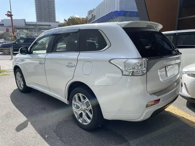 三菱 アウトランダー ＰＨＥＶ G ナビパッケージ 兵庫県 2013(平25)年 11万km シルキーホワイト (株)IDOMが運営する【じしゃロン西宮店】の自社ローン専用車両になります。こちらは現金またはオートローンご利用時の価格です。自社ローンご希望の方は別途その旨お申付け下さい/＊ETC/＊バックカメラ/＊パワステ/＊パワーウィンドウ/＊クルーズコントロールあり/＊USBあり/＊純正ナビ/＊ドラレコあり/＊ハーフレザー/＊横滑り防止装置/＊レーンキープアシスト/＊オートライト/＊衝突被害軽減システム