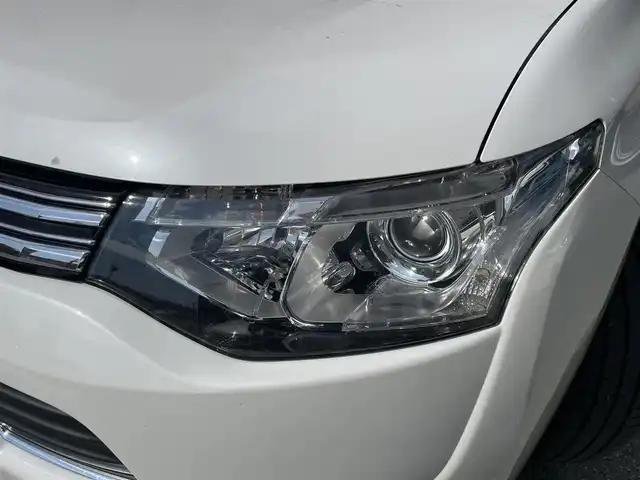 三菱 アウトランダー ＰＨＥＶ G ナビパッケージ 兵庫県 2013(平25)年 11万km シルキーホワイト (株)IDOMが運営する【じしゃロン西宮店】の自社ローン専用車両になります。こちらは現金またはオートローンご利用時の価格です。自社ローンご希望の方は別途その旨お申付け下さい/＊ETC/＊バックカメラ/＊パワステ/＊パワーウィンドウ/＊クルーズコントロールあり/＊USBあり/＊純正ナビ/＊ドラレコあり/＊ハーフレザー/＊横滑り防止装置/＊レーンキープアシスト/＊オートライト/＊衝突被害軽減システム